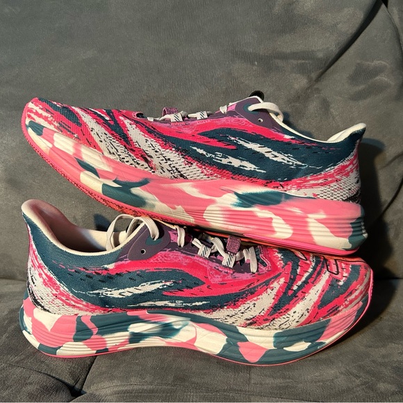 Vibrant Pink Athletic Shoes with Breathable Mesh and Cushioned Midsole - Picture 5 of 6